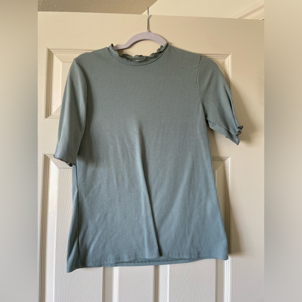 BLUE TOP WITH RUFFLE DETAIL
